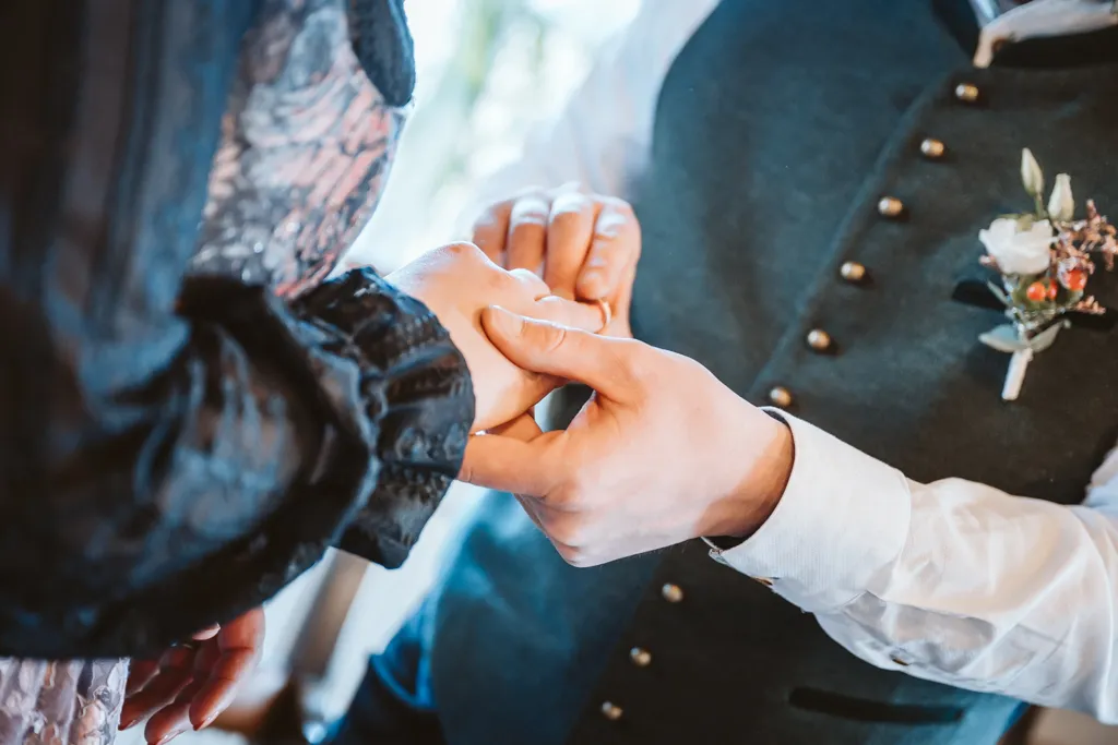 Unendliche Liebe: Der Ringtausch im Detail. Detailaufnahme: Die Ringe werden getauscht.