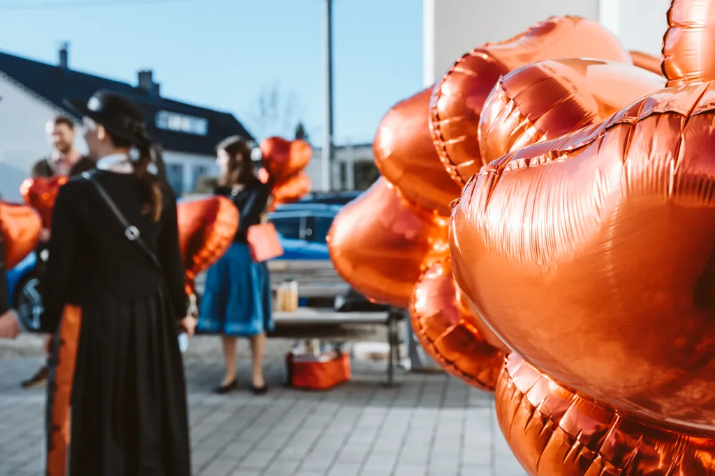 Rote Herzluftballons: Liebe im Detail, mehrfach. Detailaufnahme von mehreren roten Herzluftballons.