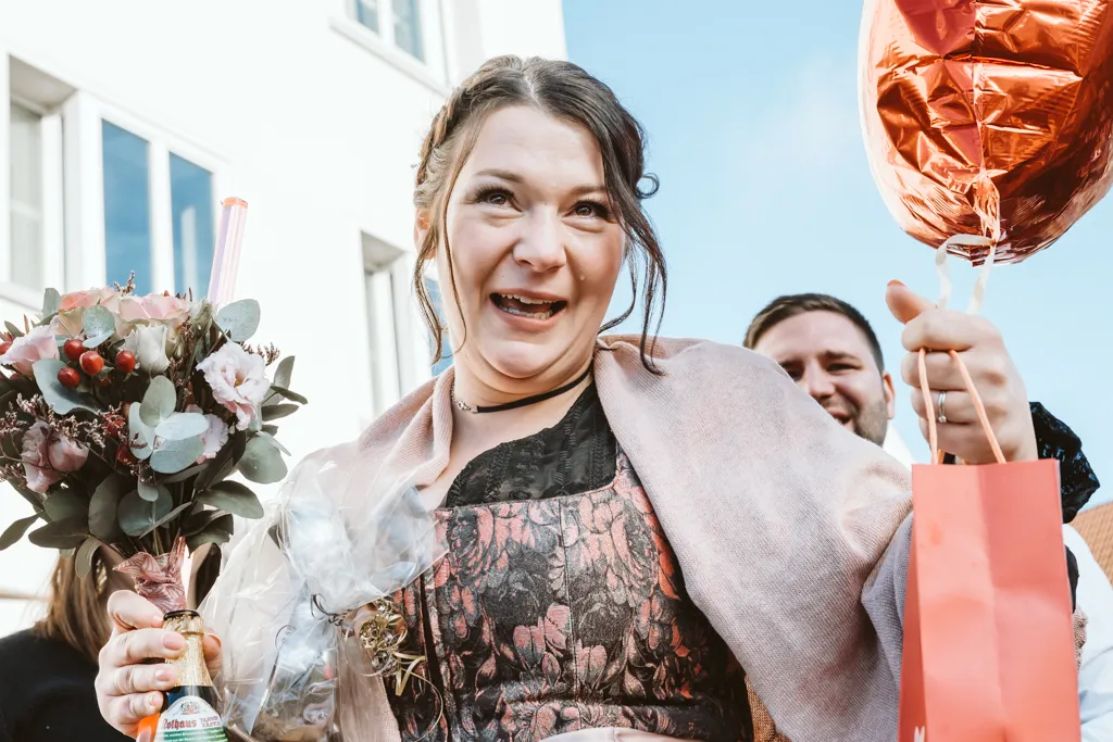 Überwältigt von Liebe: Braut mit Freudentränen und Herzluftballon. Braut mit Freudentränen und rotem Herzluftballon.