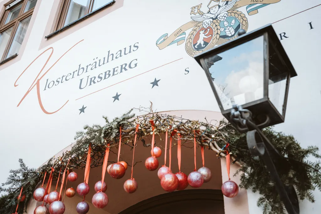 Klosterbräuhaus Ursberg: Einladender Eingang Schriftzug über dem Klosterbräuhaus Ursberg