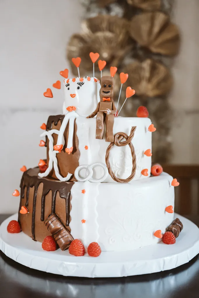 Süße Liebe: Hochzeitstorte mit Herzen und Himbeeren. Hochzeitstorte mit Herzen und Himbeeren.