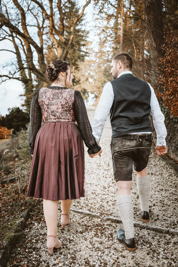 Gemeinsam unterwegs: Das Brautpaar Hand in Hand auf ihrem Weg. Hand in Hand geht das Brautpaar den Weg entlang.