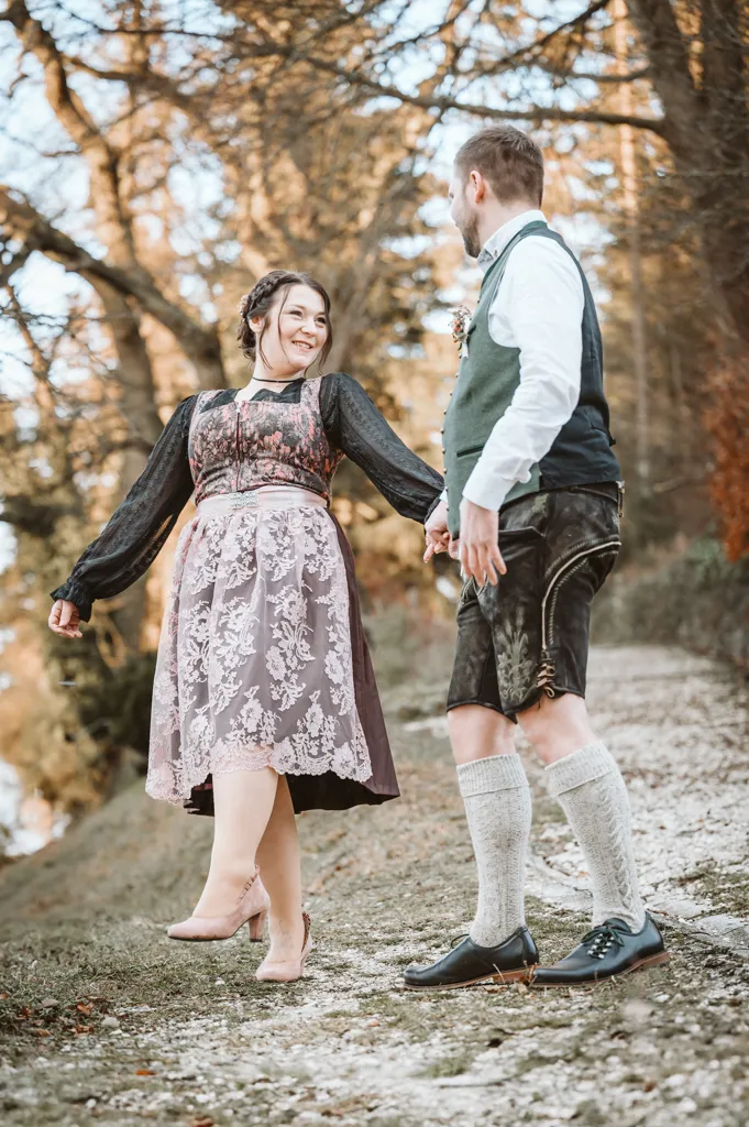 Tanz der Liebe: Braut verzaubert ihren Mann. Braut tanzt vor ihrem Mann.