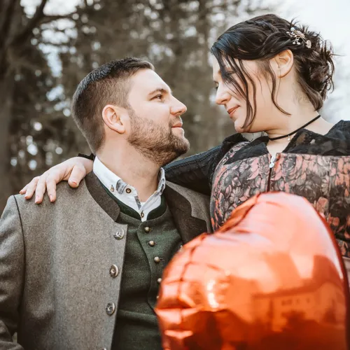 Braut und Bräutigam sitzen eng umschlungen, sie auf seinem Schoß, und tauschen einen zärtlichen Moment aus. Ich halte für meine Paare diese ungestellten, intimen Hochzeitsmomente fest.