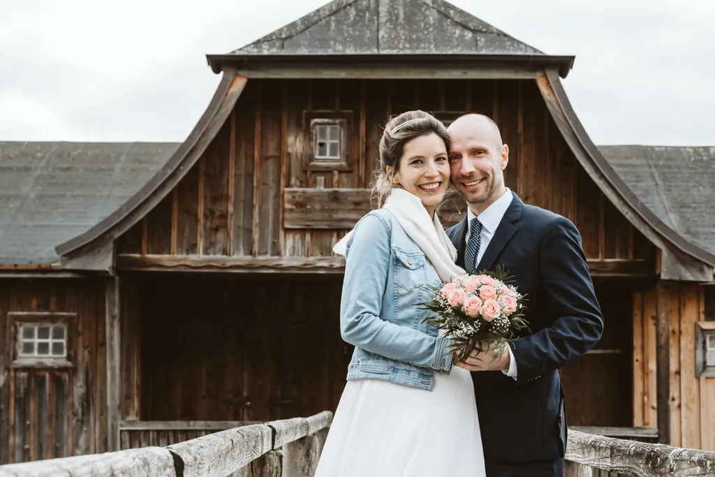 Romantisches Fotoshooting des eleganten Brautpaares vor einem idyllischen Bootshaus am Ammersee. Ein Beispiel meiner Hochzeitsfotografie mit einzigartiger Kulisse.