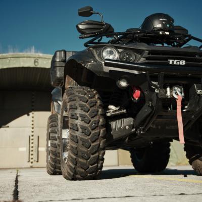 Fahrzeugshooting eines ATV‘s vor einem Flugzeughangar.